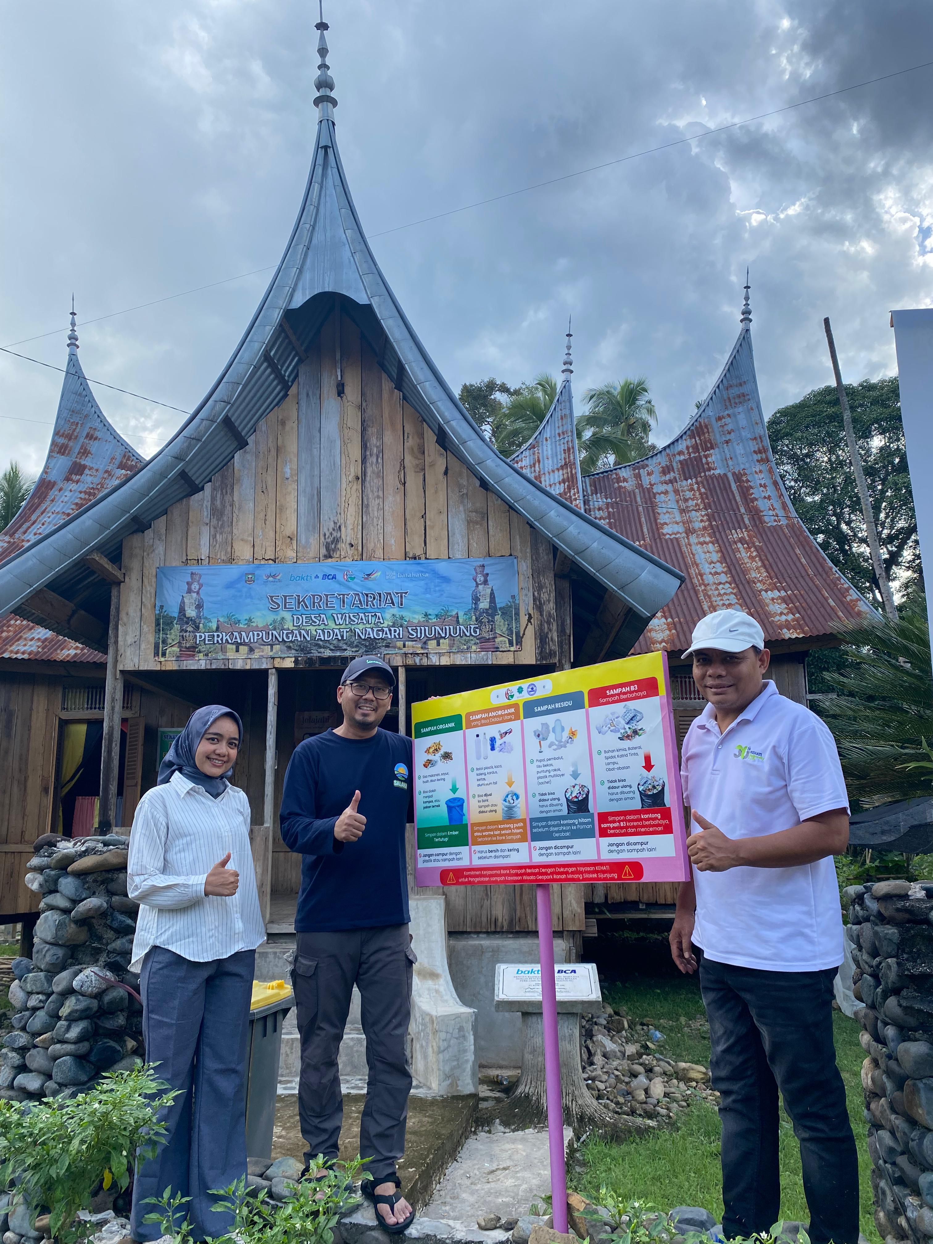 Papan edukasi pengelolaan sampah di Rumah Gadang