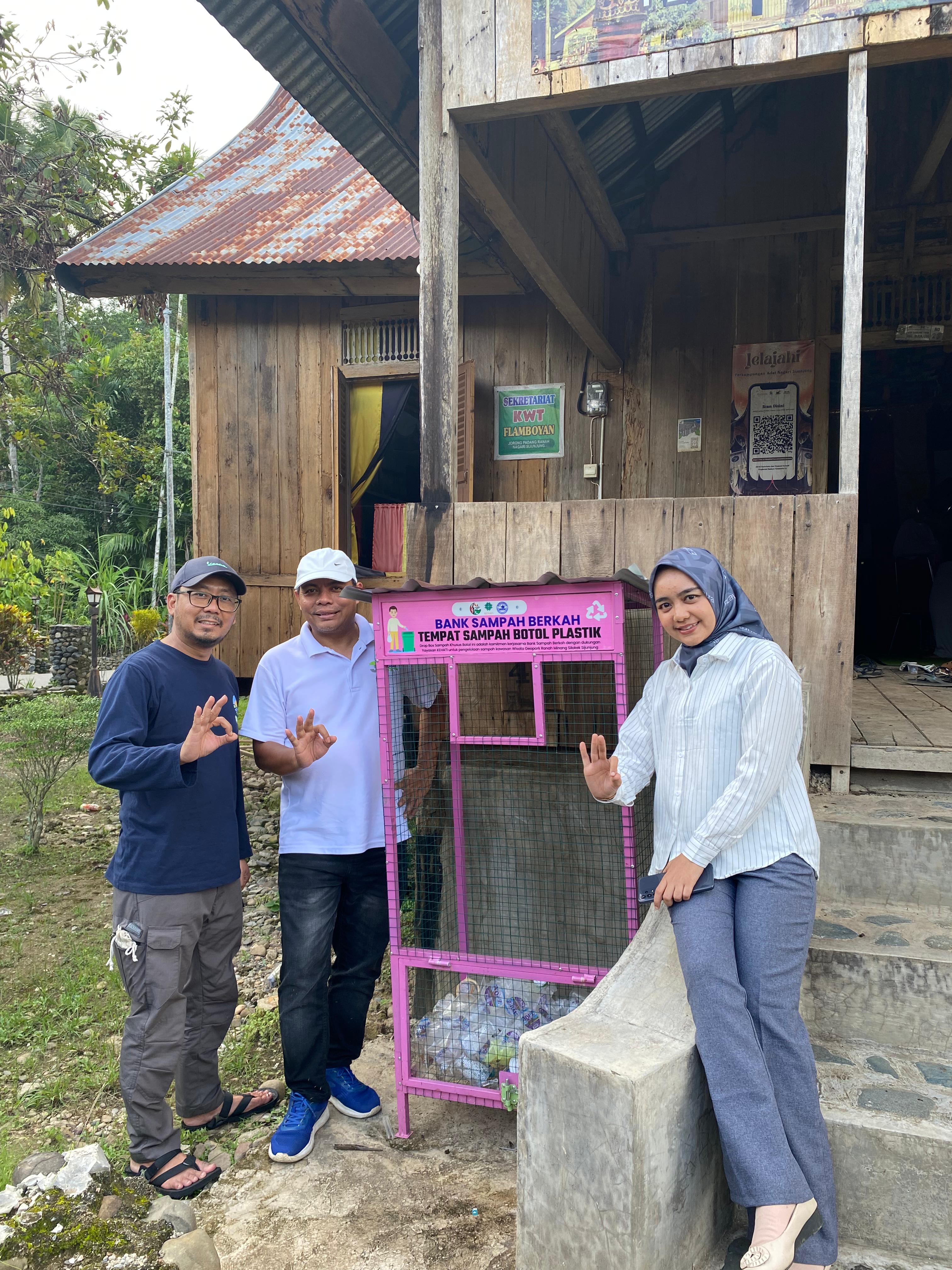 Tempat pengumpulan botol plastik
