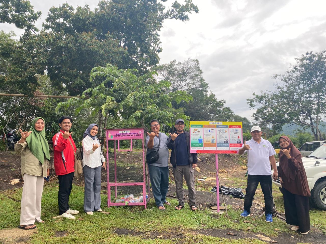 Tim bersama fasilitas bank sampah