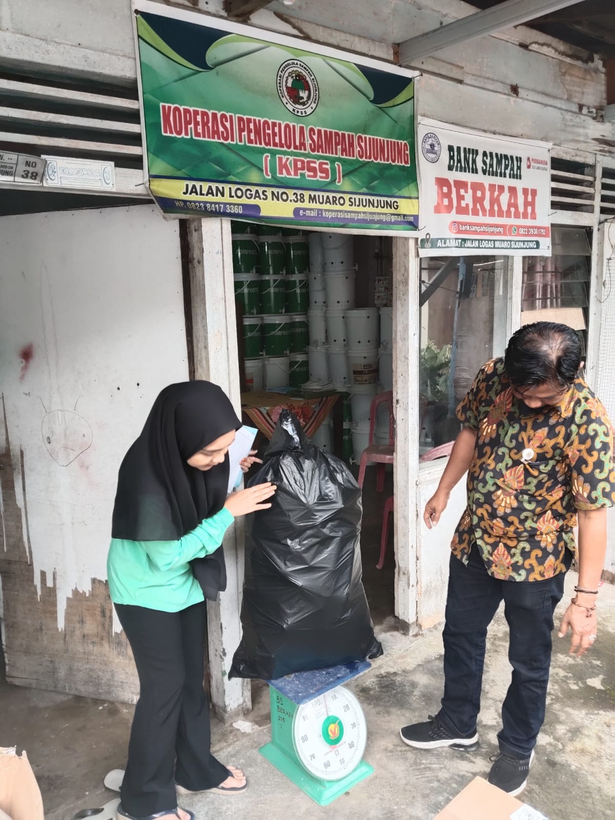 Penimbangan sampah di Bank Sampah Berkah